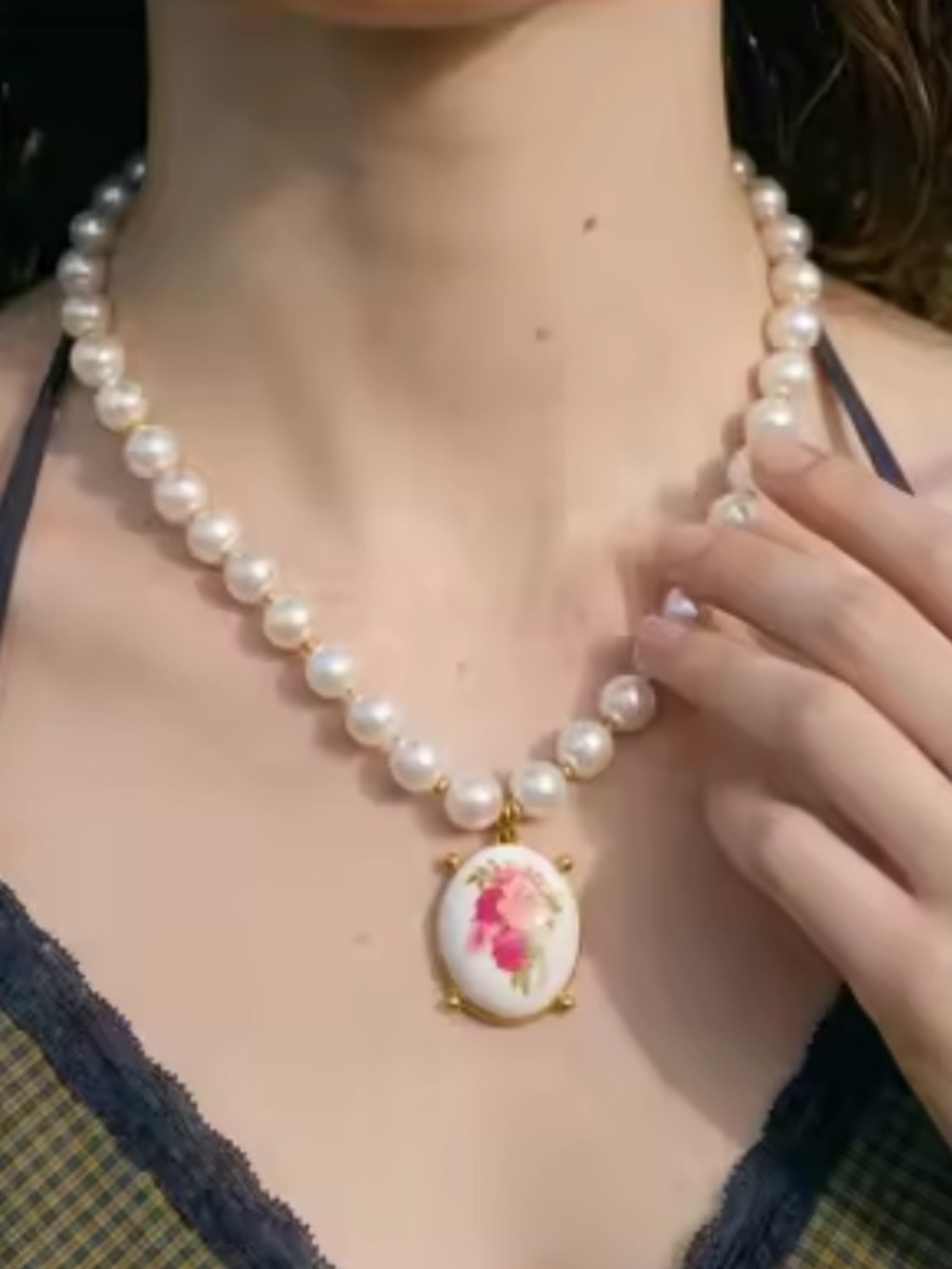 Vintage Rose Pearl Floral Gold Necklace - Picture 11 of 14